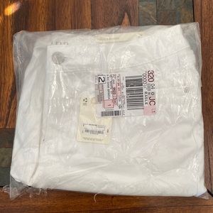 Mid-Rise Bermuda Short. Color: White. Inseam: 8”.